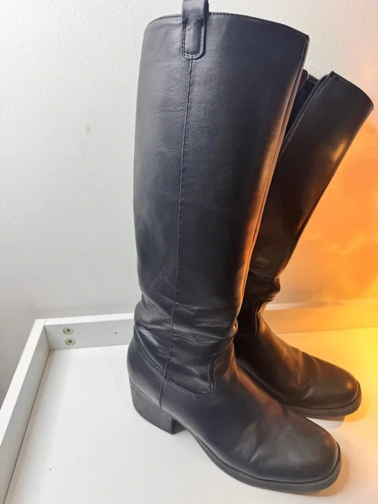 Flight attendant Classic Black Leather Knee-High Boots - Picture 3 of 6